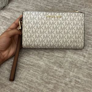 Jet Set Logo Hand bag